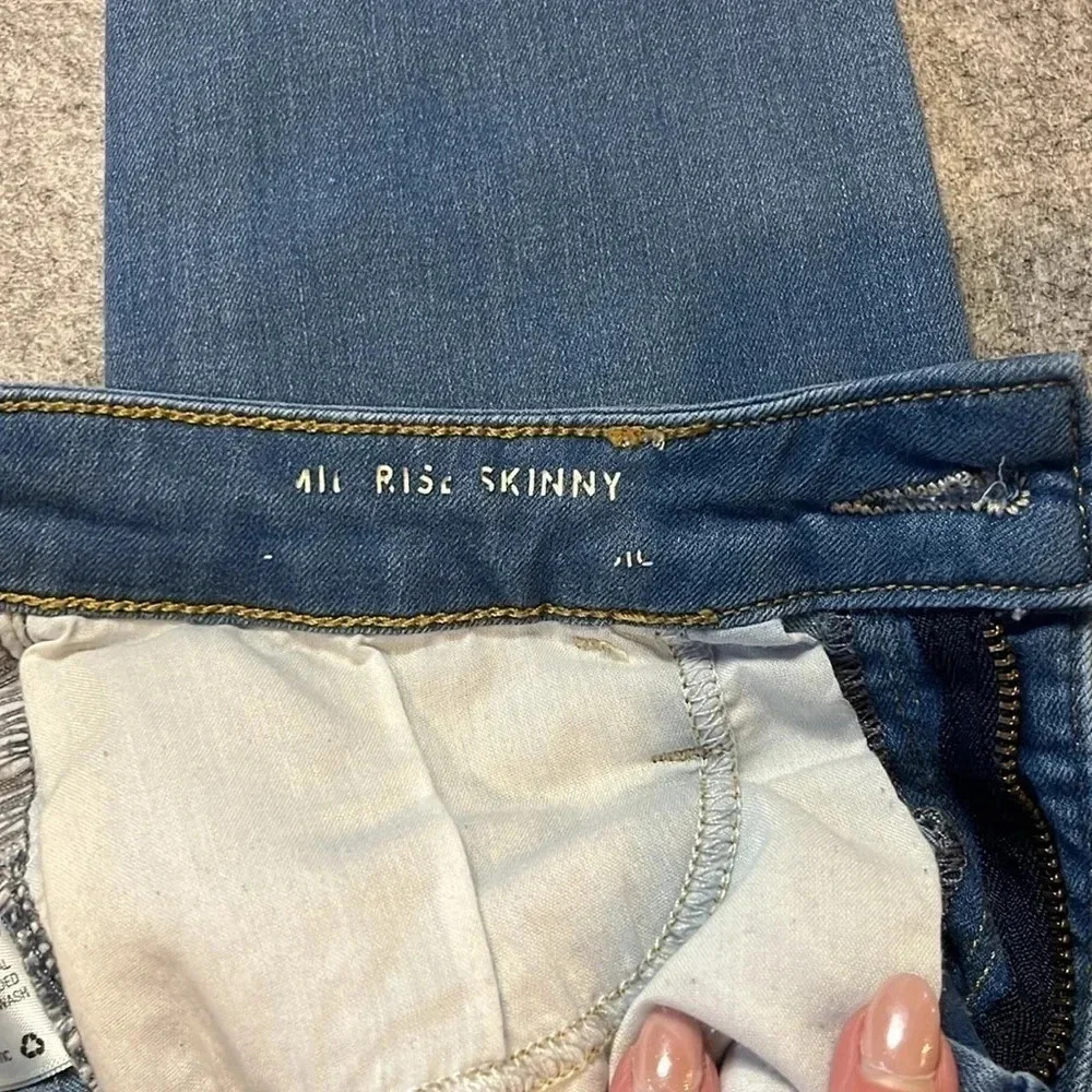 Universal Thread Mid Rise  Skinny, Light Wash - Picture 9 of 11